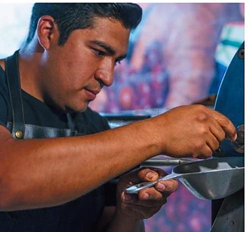 Roberto Rengel seleccionando granos en su tostadora